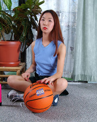 Азиатская спортсменка приготовилась к шалостям 1 фотография