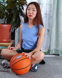 Азиатская спортсменка приготовилась к шалостям 2 фотография
