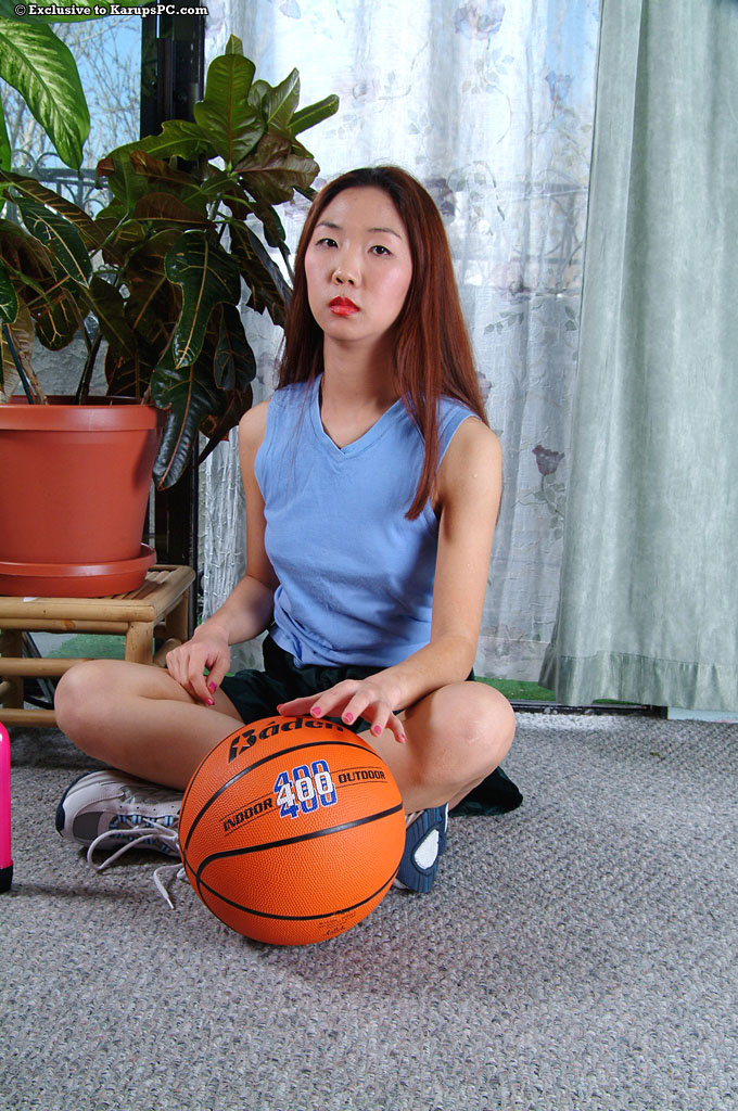Азиатская спортсменка приготовилась к шалостям 1 фото