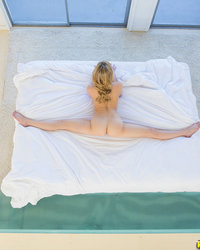 Роскошная гимнастка голышом извивается на кровати 10 фотография
