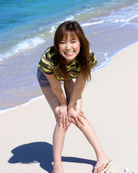 Очаровательная японка разделась на пляже 2 фотография