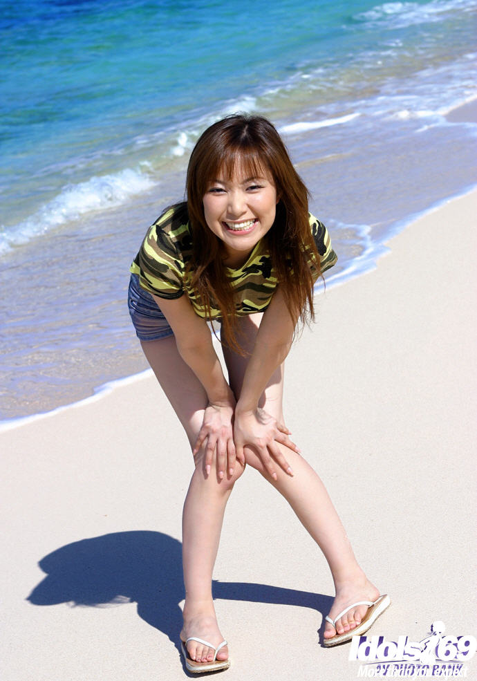 Очаровательная японка разделась на пляже 2 фото