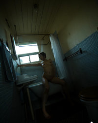 Голая азиатка красуется сосками и волосатым лобком в ванной комнате 1 фото