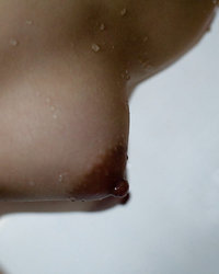 Голая азиатка красуется сосками и волосатым лобком в ванной комнате 5 фотография