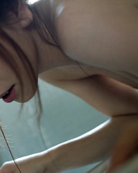 Голая азиатка красуется сосками и волосатым лобком в ванной комнате 6 фотография