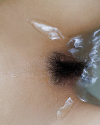 Голая азиатка красуется сосками и волосатым лобком в ванной комнате 12 фотография