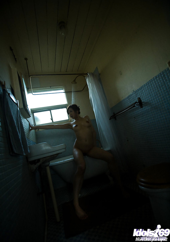 Сисястая азиатка в масле на кастинге дрочит в ванной перед сексом