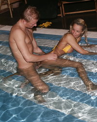 Молодая и зрелая жадно заглатывают и трахаются в бассейне 9 фотография