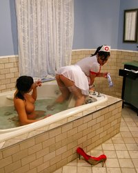 Две мамашки вылизали друг другу киски и дрочат фаллоимитатором в ванной 10 фото