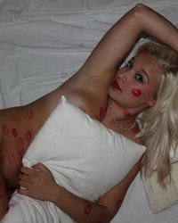 Блондинка показал расцелованное тело перед камерой 13 фотография