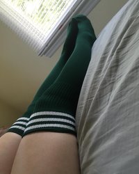 Молодые девки светят своими сексуальными ножками 7 фотография