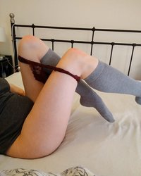 Молодые девки светят своими сексуальными ножками 11 фото