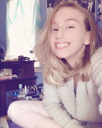 19-ти летняя блондинка показывает розовую киску перед камерой 3 фотография