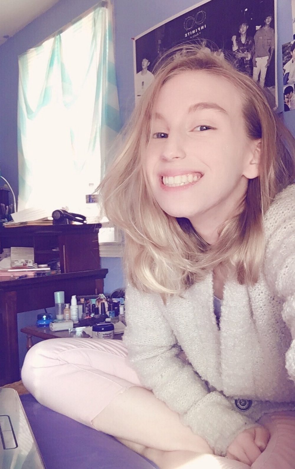 19-ти летняя блондинка показывает розовую киску перед камерой 3 фото