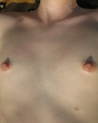 Красивая женская грудь с торчащими сосками крупным планом 16 фотография