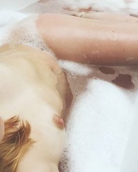 Девушка в ванне пихает в жопу самотык 5 фото