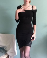 Длинноногая красотка в черном платье светит обнаженным телом 2 фото