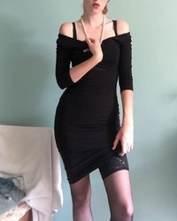 Длинноногая красотка в черном платье светит обнаженным телом 3 фото