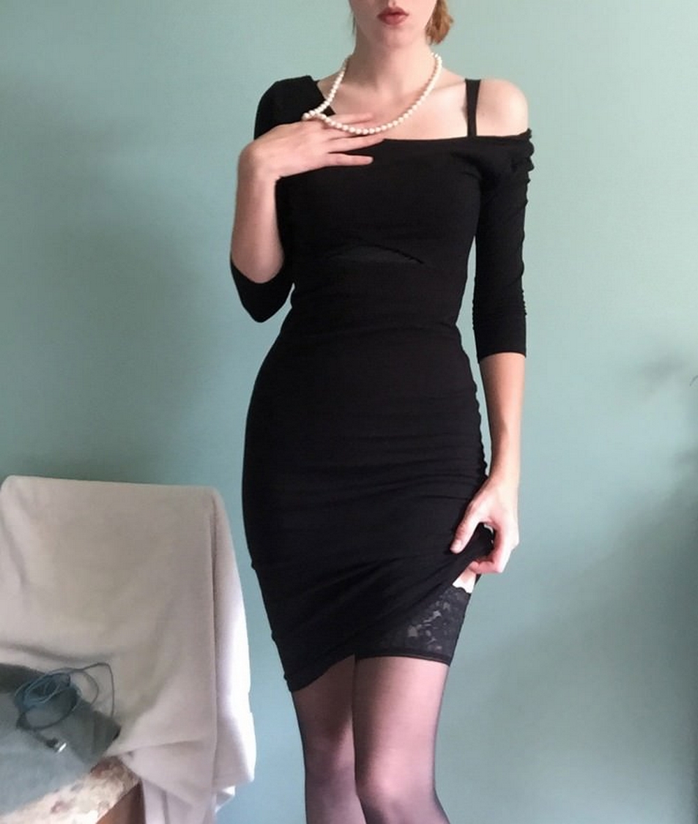 Длинноногая красотка в черном платье светит обнаженным телом 2 фото
