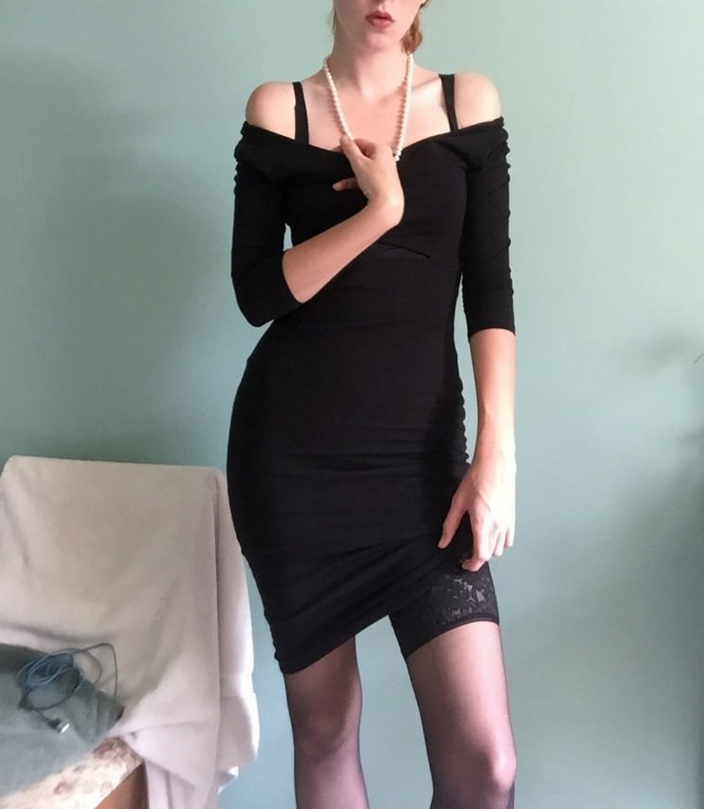 Длинноногая красотка в черном платье светит обнаженным телом 3 фото