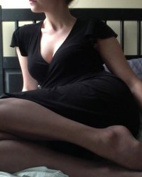 Сексуальная девица в черном белье и чулках позирует перед камерой 1 фотография