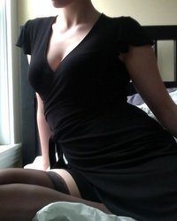 Сексуальная девица в черном белье и чулках позирует перед камерой 7 фотография