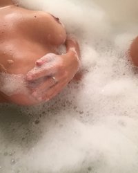 Девушки сверкают большими сиськами и попами в ванне 4 фотография