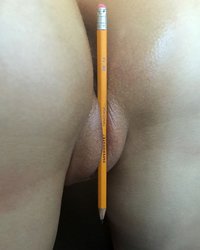 Голая пизда извращенки с карандашом крупным планом 9 фото