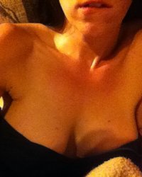 Сексуальная дама с большой грудью и с прсингом на киске позирует голышом 12 фотография
