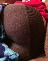 Спортсменка с большими сиськами светит на кровати волосатой пиздой 3 фото