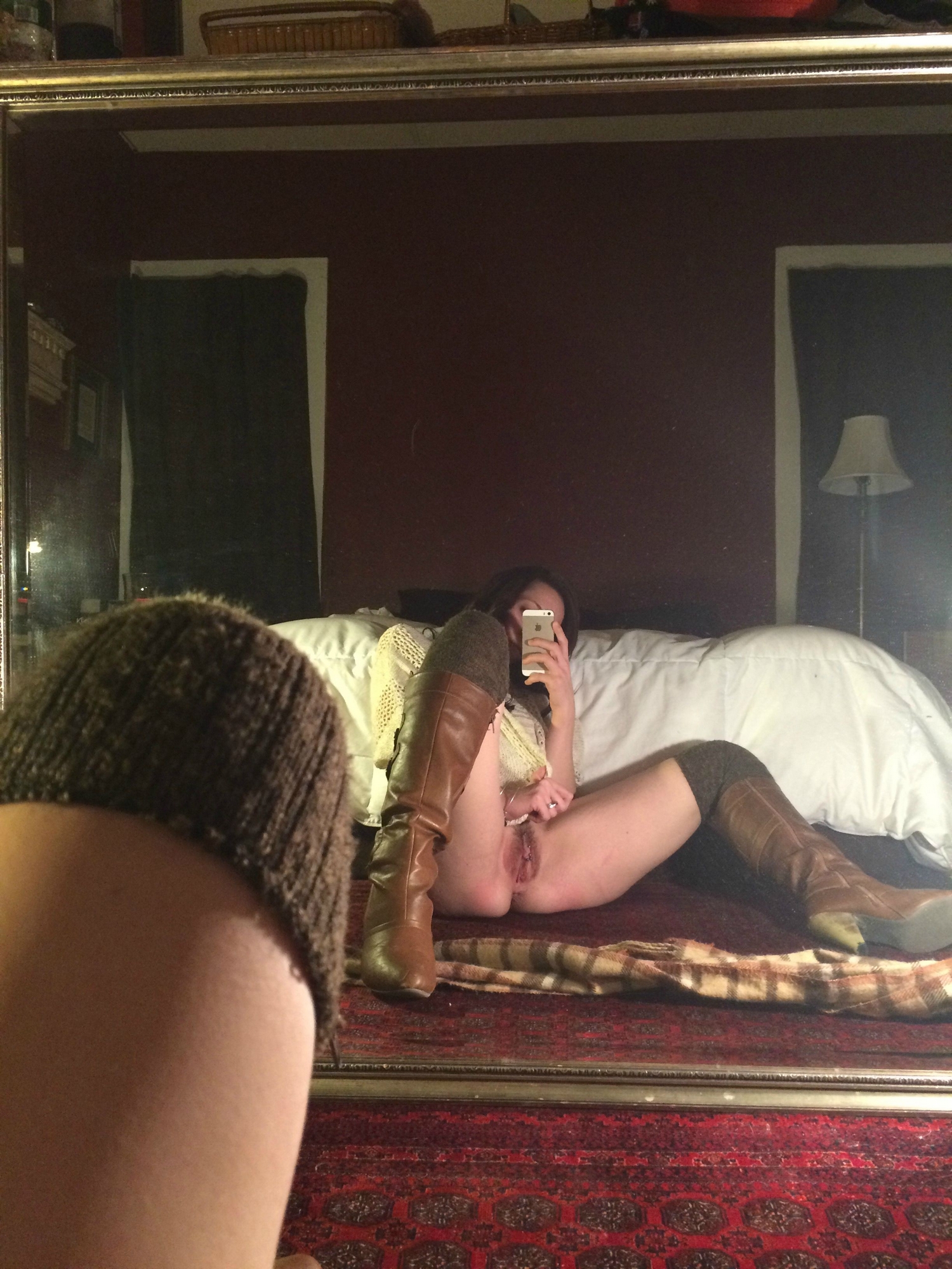 Спортсменка с большими сиськами светит на кровати волосатой пиздой 15 фото