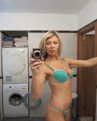 Блондинка в ванной комнате светит сиськами и голой киской 1 фотография