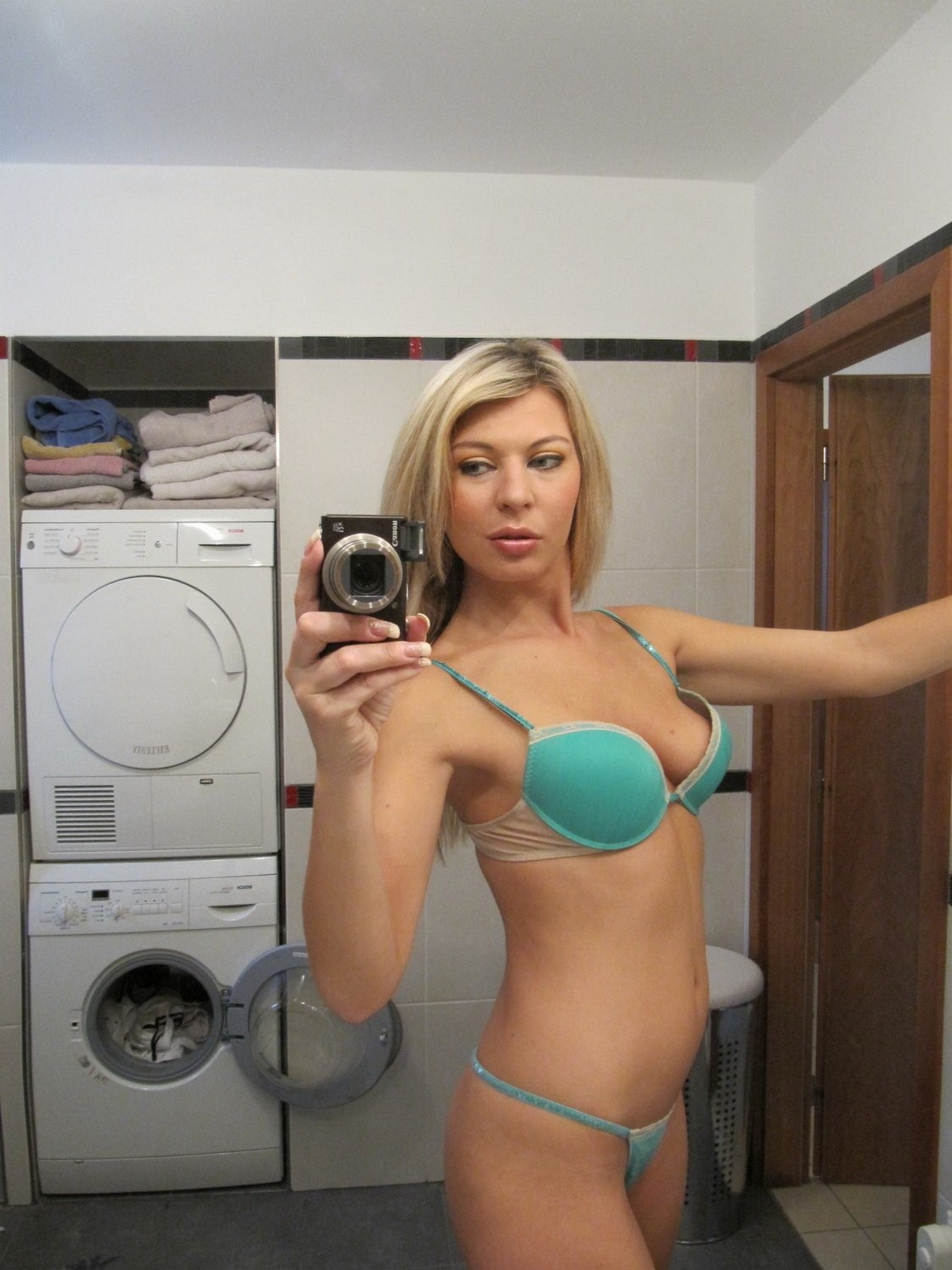 Блондинка в ванной комнате светит сиськами и голой киской | порно фото бесплатно на toppornofotki.com