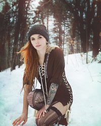 Игривая девица с рыжими волосами и татуировками на руках показала грудь 3 фото