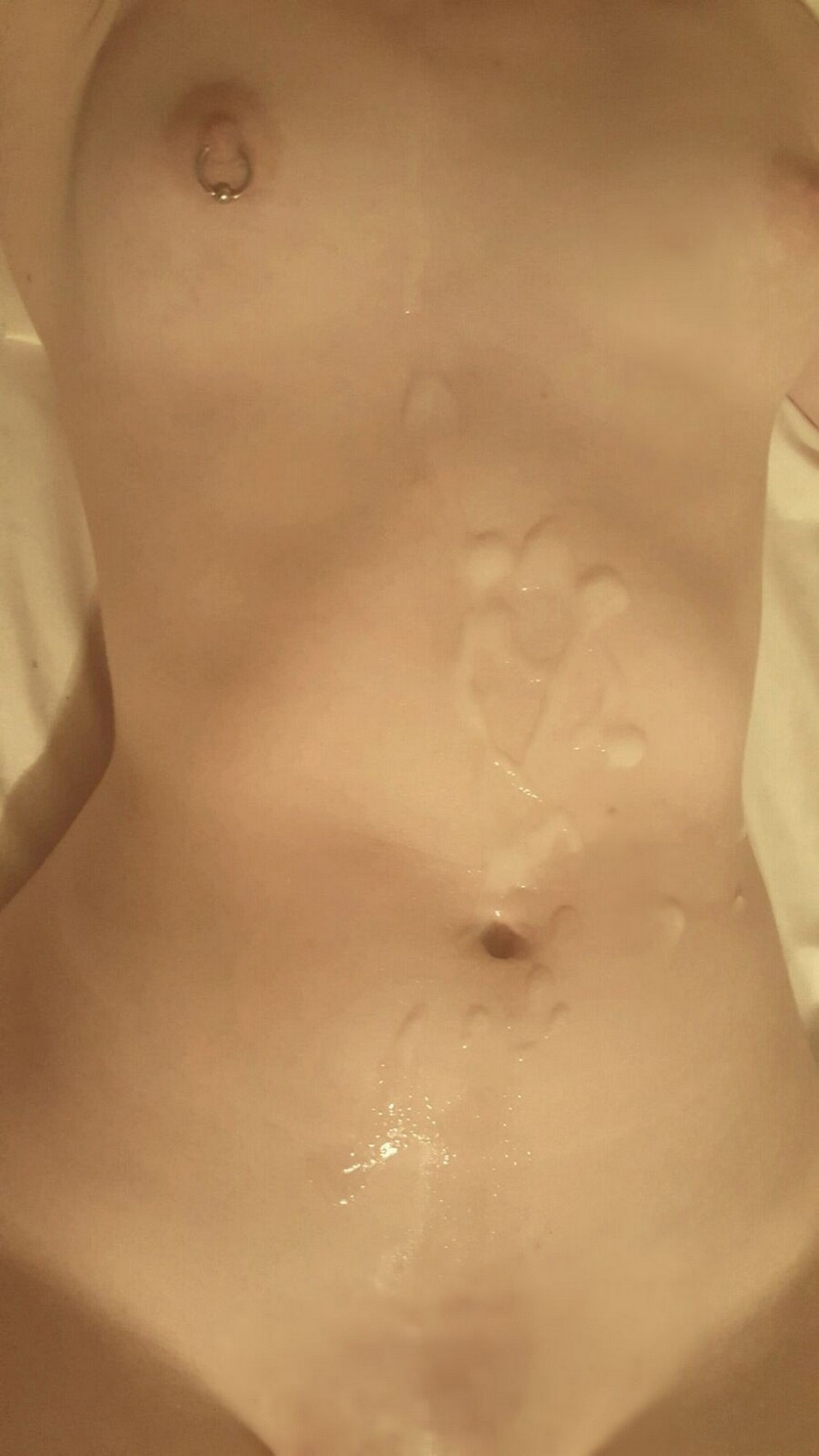 Веб модель показала обнаженное тело перед камерой и брызги спермы на животе 14 фото