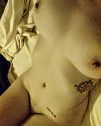 Подборка с татуированной девкой, которая регулярно хвастает своими большими сиськами 8 фотография