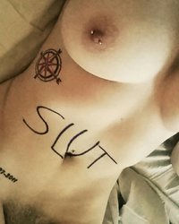 Подборка с татуированной девкой, которая регулярно хвастает своими большими сиськами 9 фотография