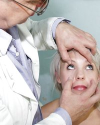 Доктор лапает пизду Kristina Rud при осмотре 2 фотография