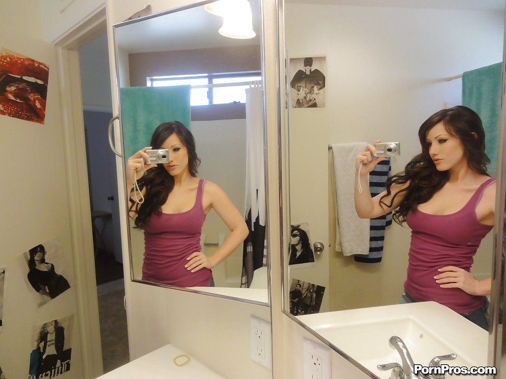 Jennifer White показывает стриптиз в ванной комнате перед зеркалом 1 фото