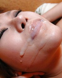 Chiaki Eguchi возбудилась от вибратора и занялась сексом в презервативе 16 фото