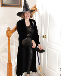 Старуха в черном пальто и шляпе раздевается в прихожей 3 фотография