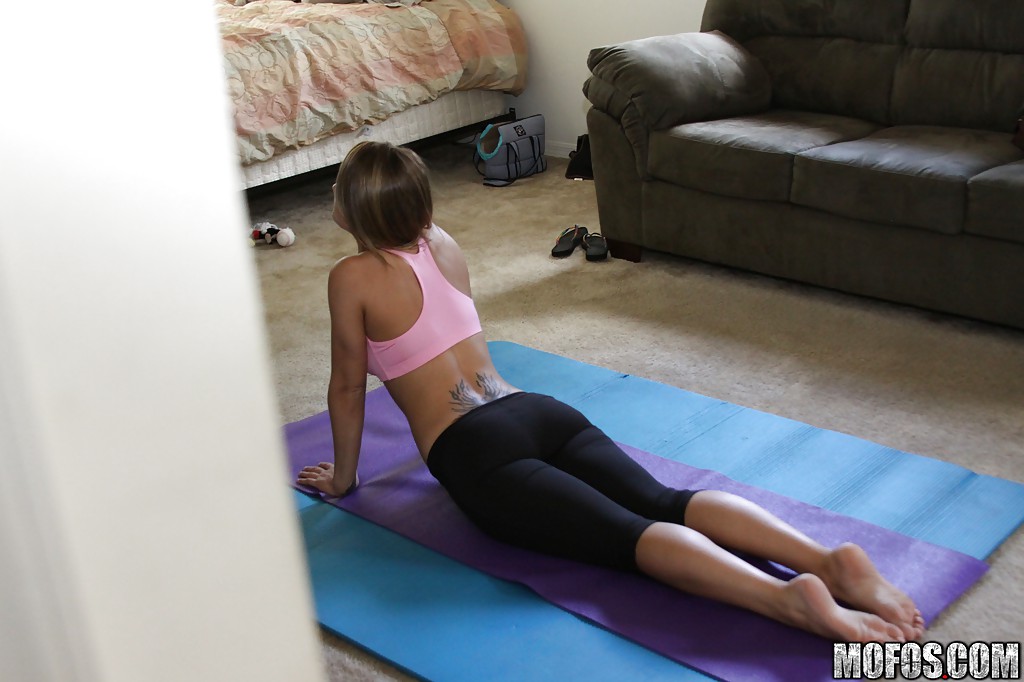 Megan Fenox занимается зарядкой в обтягивающей одежде на коврике 4 фото