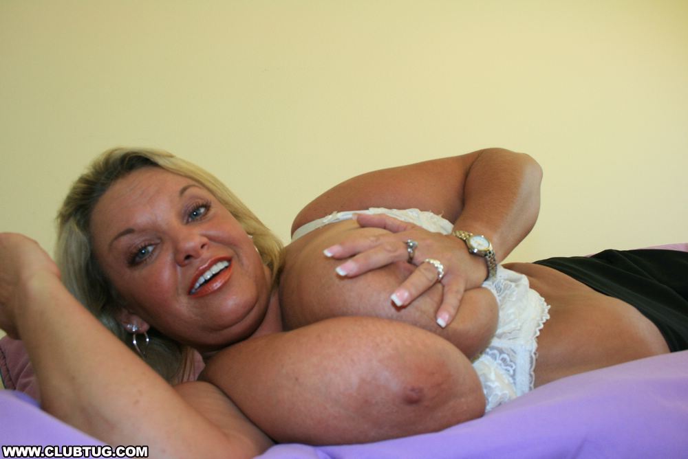 Толстая мамочка легла на кровать и обнажила огромные буфера 16 фото