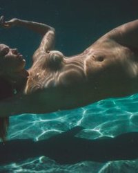 Подборка голых телочек под водой 13 фотография