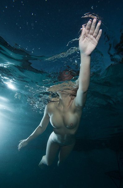 Подборка голых телочек под водой 1 фото