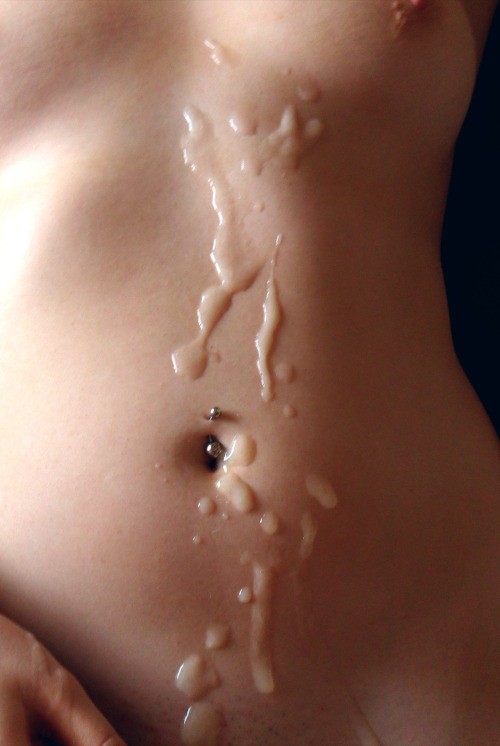 Горячая сперма растекается по телам трахнутых телочек 4 фото