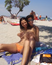 Худенькие сучки загорают голышом на нудистских пляжах 9 фото