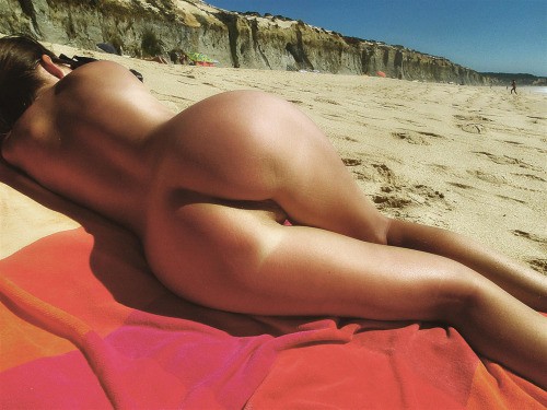 Подборка девок с голыми попками из социальной сети 7 фото