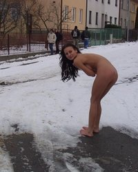 Стройные девки позируют голышом на снегу 10 фотография