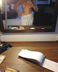 Молодые девки фотографируют голую грудь на смартфоны 7 фотография